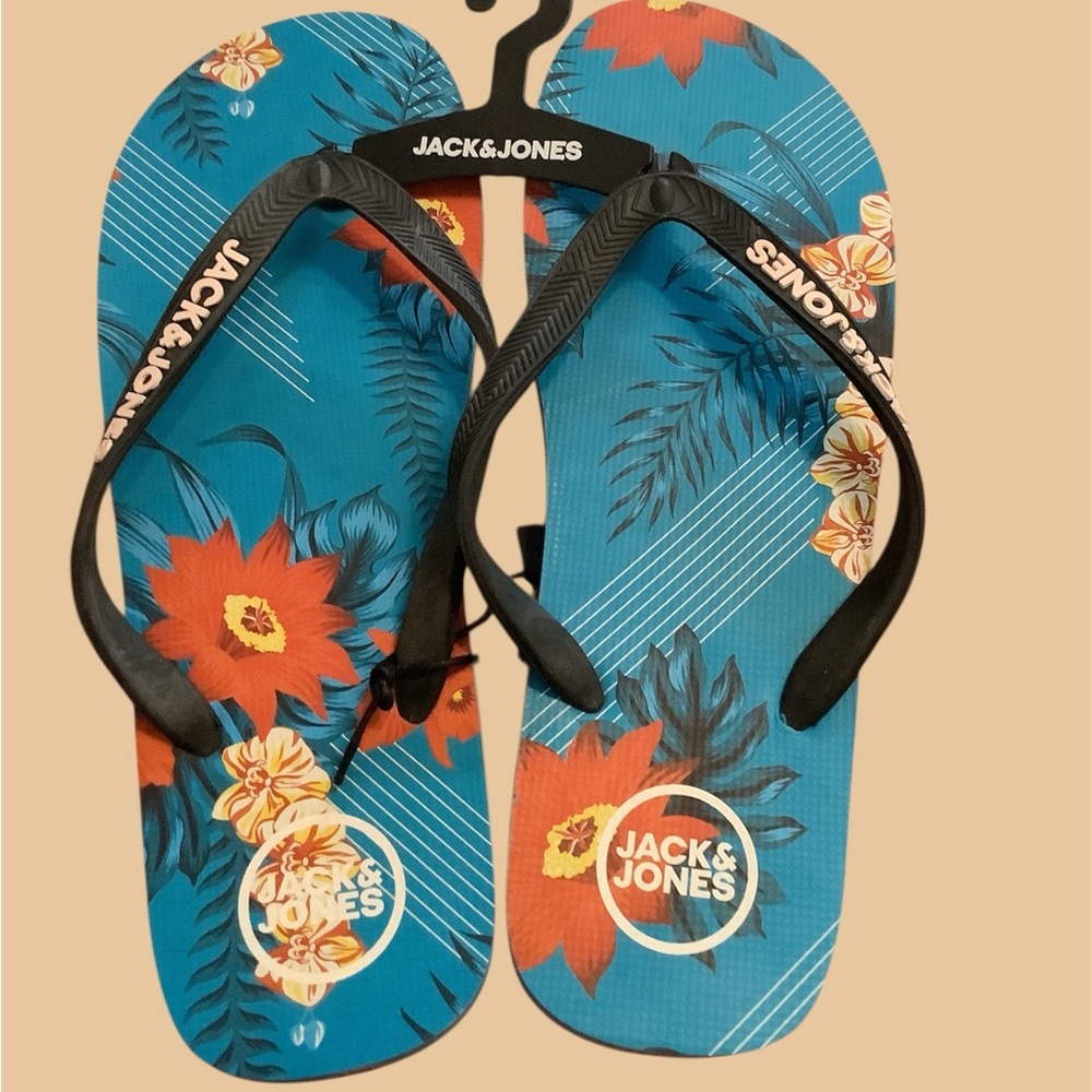 Tropical Jack & Jones Blue Floral Flip Flops. Great for the beach. NEW!